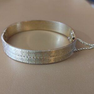 Vintage Whiting Davis Gold Tone Hinged Bangle Bracelet Safety Chain Unique